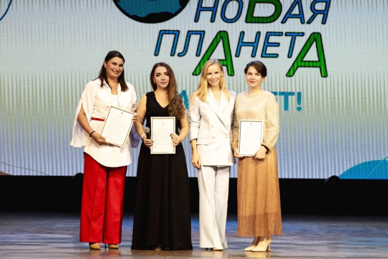 В рамках празднования пятилетия центра «Новая планета» Сопредседатель АРСИ Салихова Светлана Айдыновна была награждена Благодарственным письмом руководителя исполнительного г. Казани Гафарова Рустема Гильфановича.